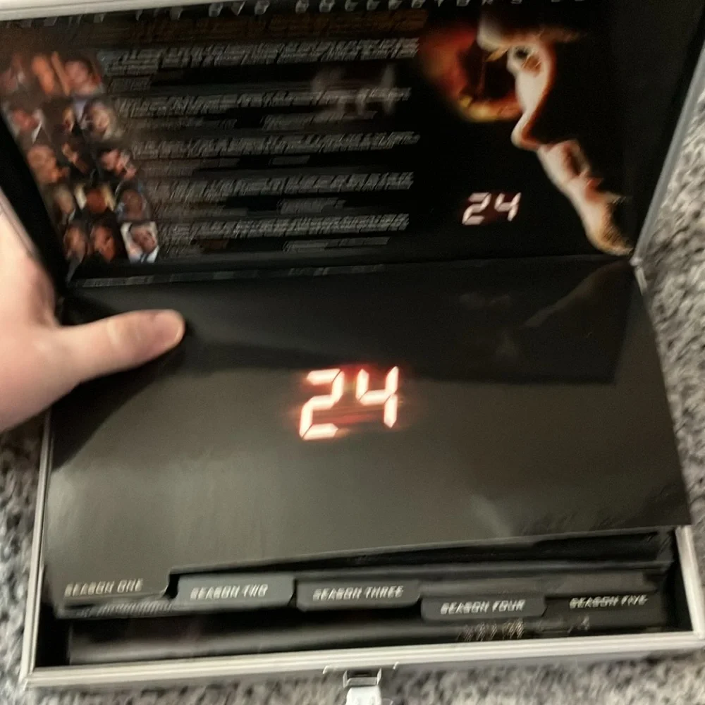24 season 1-5 dvd collection edition briefcase - Picture 2 of 9